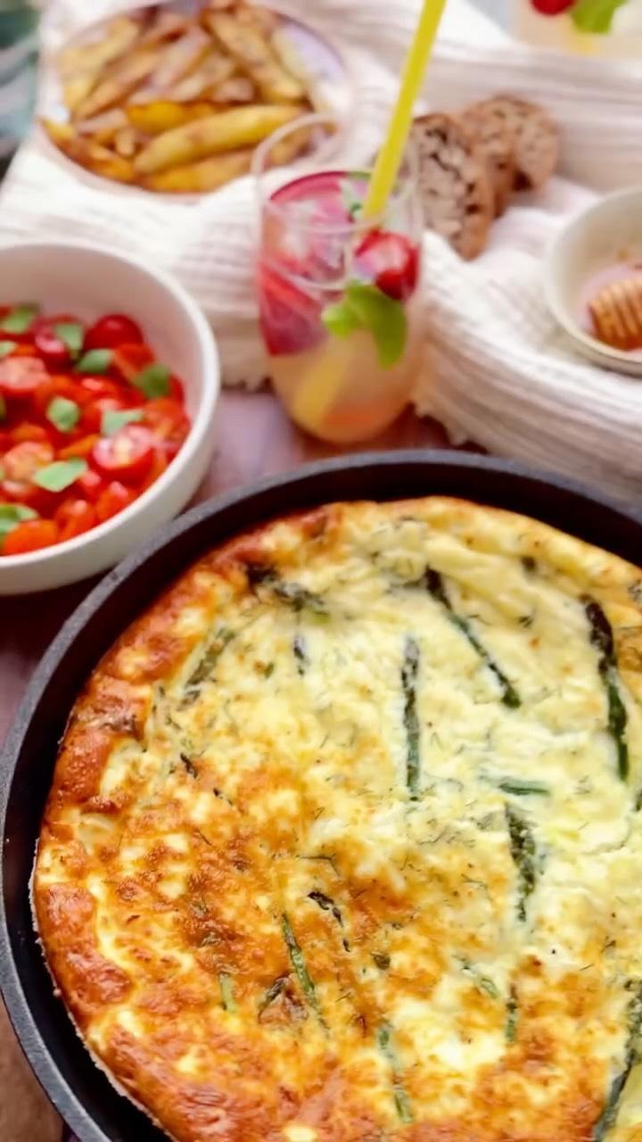 Fluffy asparagus oven omelette